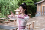 「黒豊と白夕~天下を守る恋人たち~」場面写真より、チャオ・ルースー演じる白風夕。