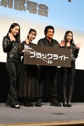 「ブラックライト」トークショー付き特別試写会の様子。左から天翔愛、藤岡舞衣、藤岡弘、、天翔天音。