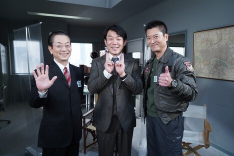 左から水谷豊、ヒデ、寺脇康文。