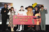 「長ぐつをはいたネコと9つの命」猫の日ジャパンプレミアの様子。左から木村昴、中川翔子、山本耕史（パネル）、プス、土屋アンナ、小関裕太。