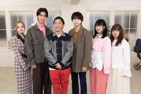 「恋愛デスマッチ『国宝級彼氏オーディション』」スタジオメンバー。左から中田花奈、曽野舜太、森田哲矢、塩崎太智、えなぴ、むく。