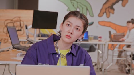 佐々木春香演じる青木遥。(c)テレビ東京