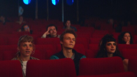 「午前4時にパリの夜は明ける」新場面写真