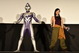 左からウルトラマンディナス、中村加弥乃。