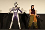 左からウルトラマンディナス、中村加弥乃。