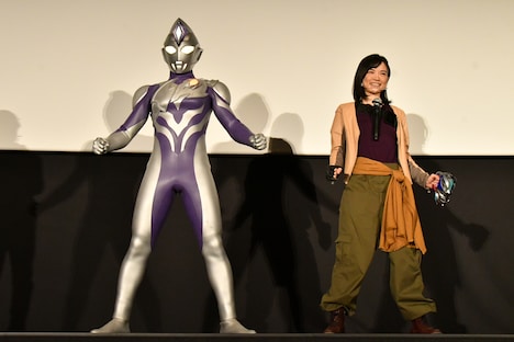 左からウルトラマンディナス、中村加弥乃。