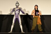左からウルトラマンディナス、中村加弥乃。