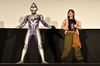 左からウルトラマンディナス、中村加弥乃。