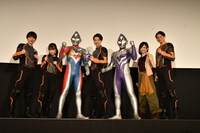 「ウルトラマンデッカー最終章 旅立ちの彼方へ…」公開初日舞台挨拶の様子。左から大地伸永、村山優香、ウルトラマンデッカー、松本大輝、ウルトラマンディナス、中村加弥乃、黄川田雅哉。