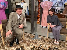 左から「歴史探偵」所長の佐藤二朗、貫地谷しほり。