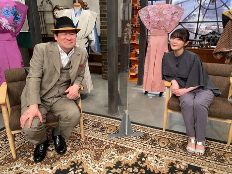 左から「歴史探偵」所長の佐藤二朗、貫地谷しほり。