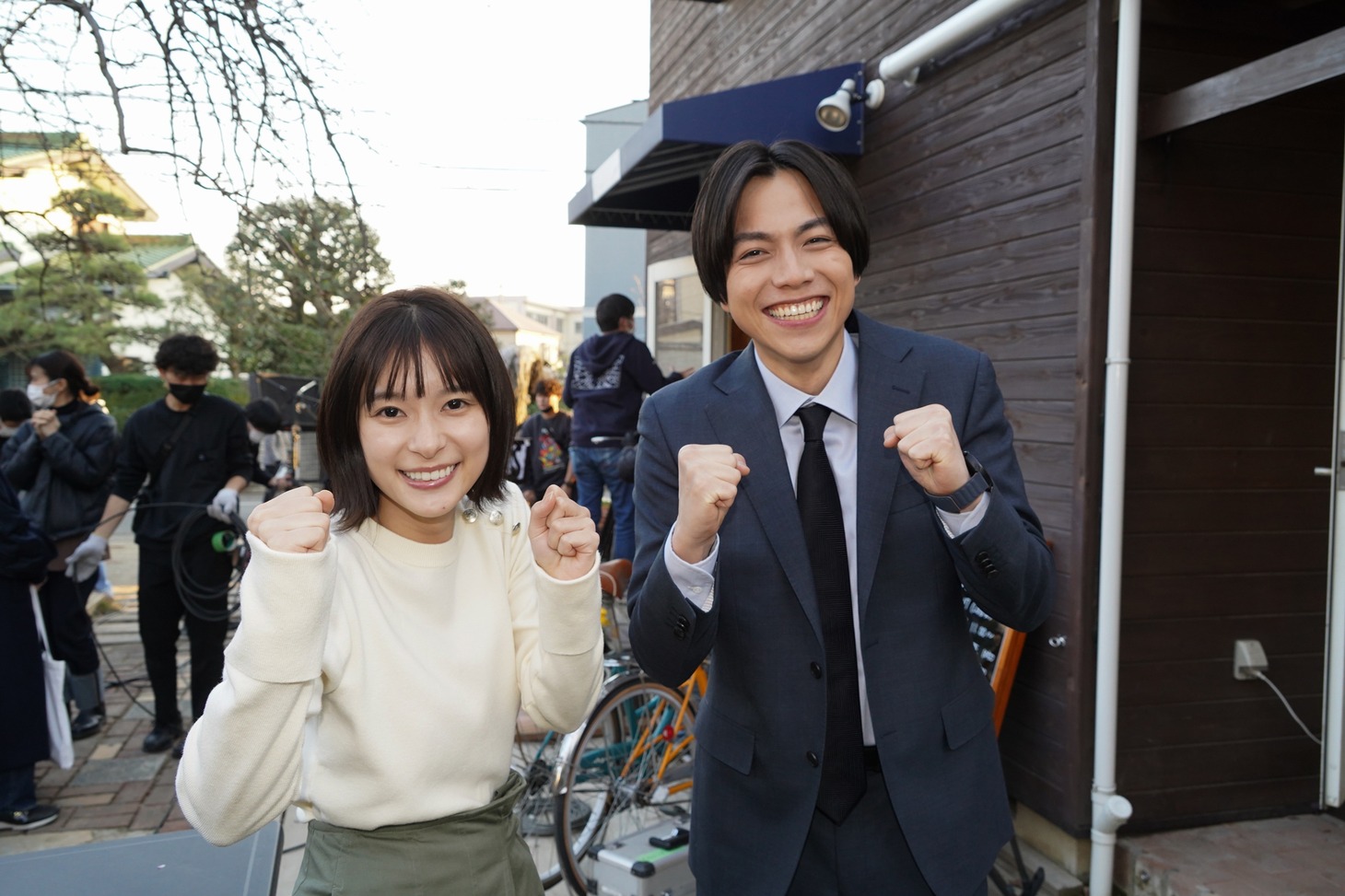 左から芳根京子、重岡大毅。