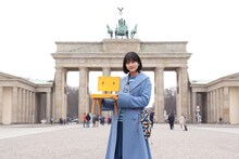 草太（すずめの椅子）を持つ原菜乃華。