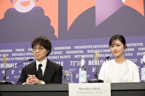 左から新海誠、原菜乃華。