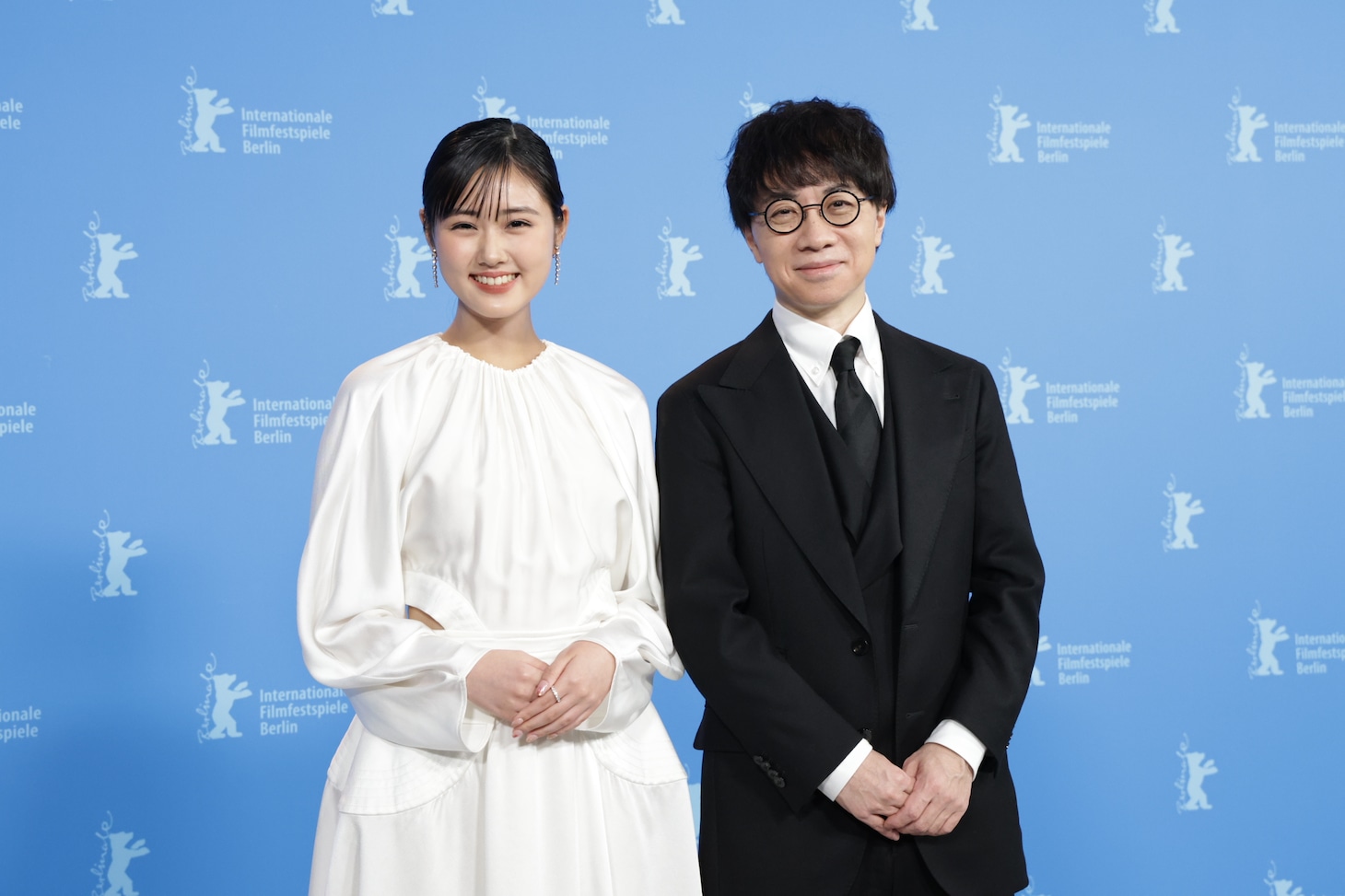 左から原菜乃華、新海誠。