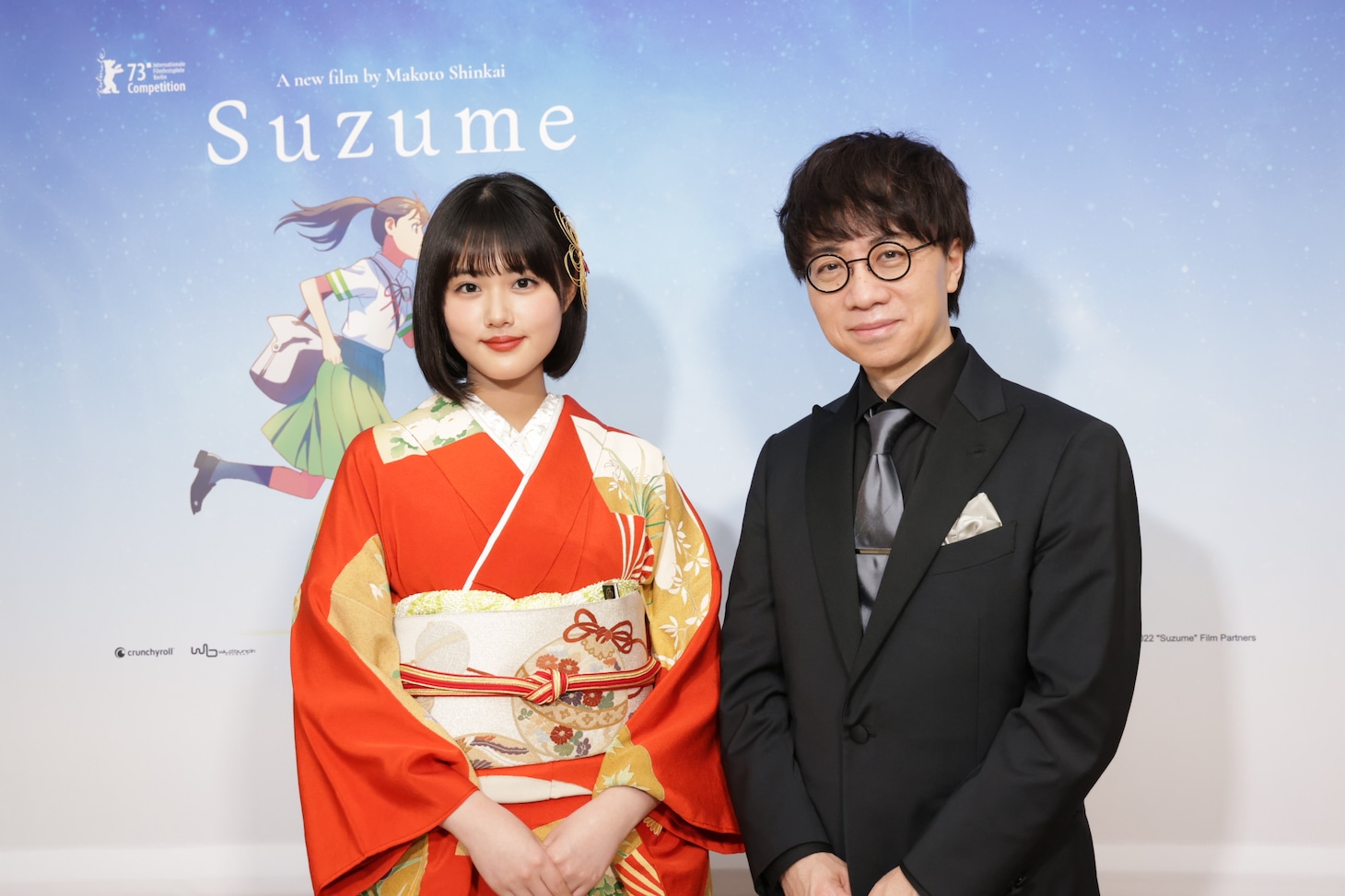 左から原菜乃華、新海誠。