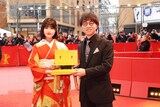 第73回ベルリン国際映画祭の様子。左から原菜乃華、草太（すずめの椅子）、新海誠。