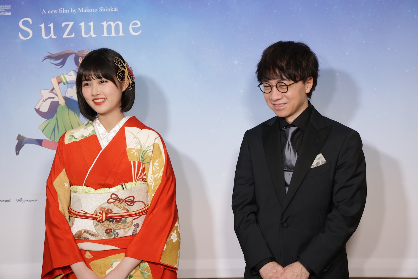 左から原菜乃華、新海誠。