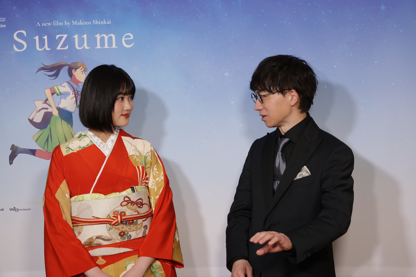 左から原菜乃華、新海誠。