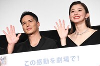 左から市原隼人、朝比奈彩。