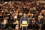 「すずめの戸締まり」ティーチインより、ベルリンのファンに囲まれる新海誠。