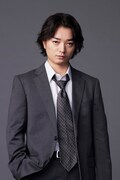 中込兼児役の染谷将太。