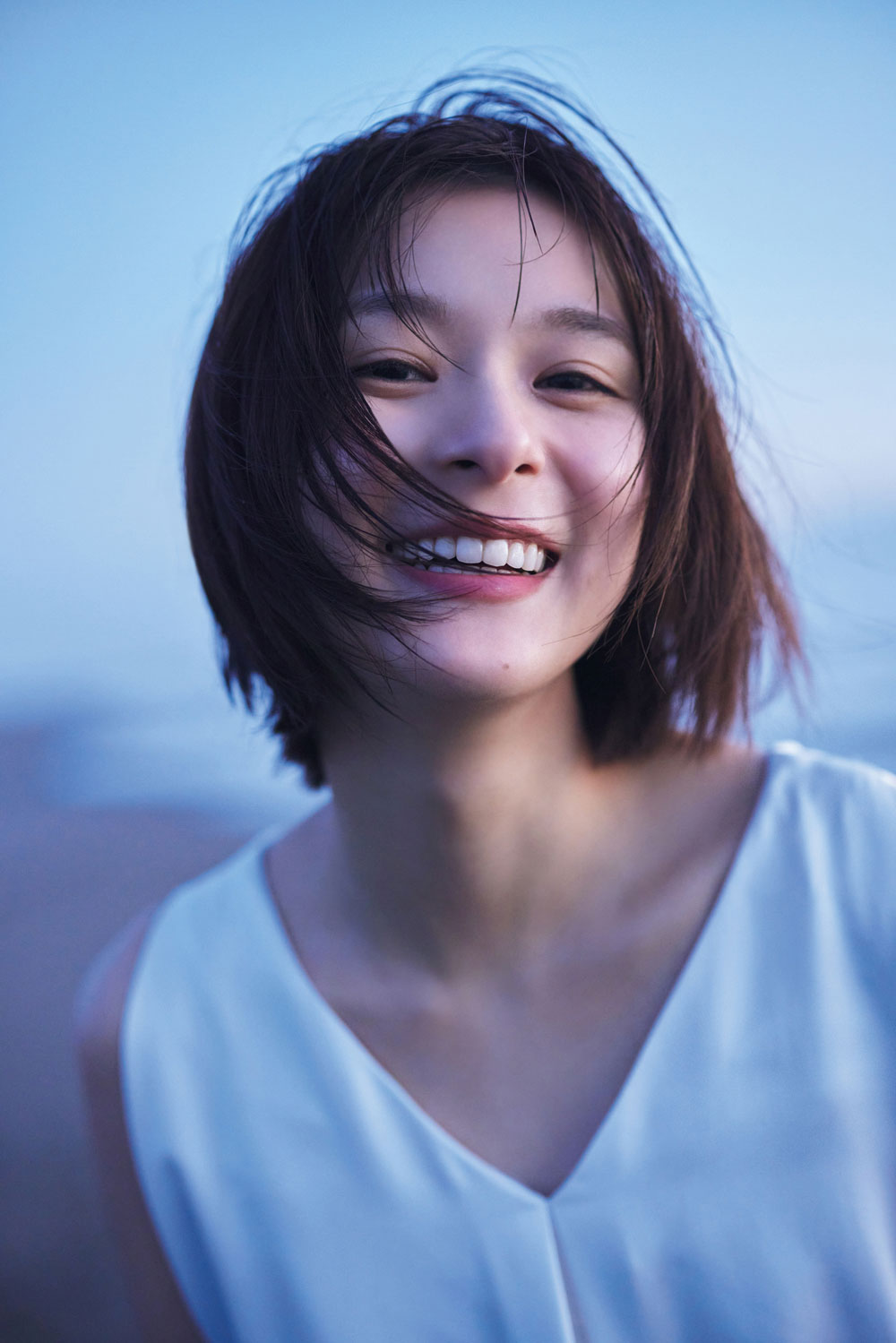 芳根京子のデビュー10周年記念写真集より、-2℃の極寒の中行われた早朝の千葉ロケのカット。