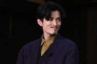 口元を当てるゲームの解答を発表する渡邊圭祐。