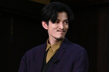 口元を当てるゲームの解答を発表する渡邊圭祐。