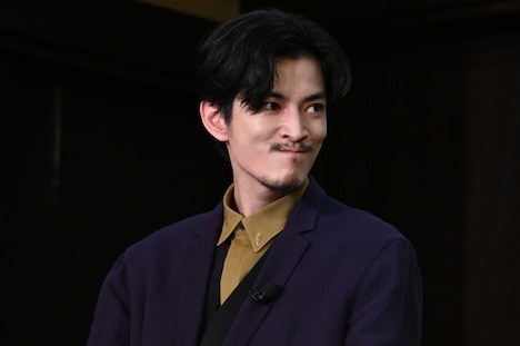 口元を当てるゲームの解答を発表する渡邊圭祐。