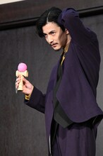 けん玉に成功した渡邊圭祐。