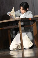 折り鶴を折る目黒蓮（Snow Man）。