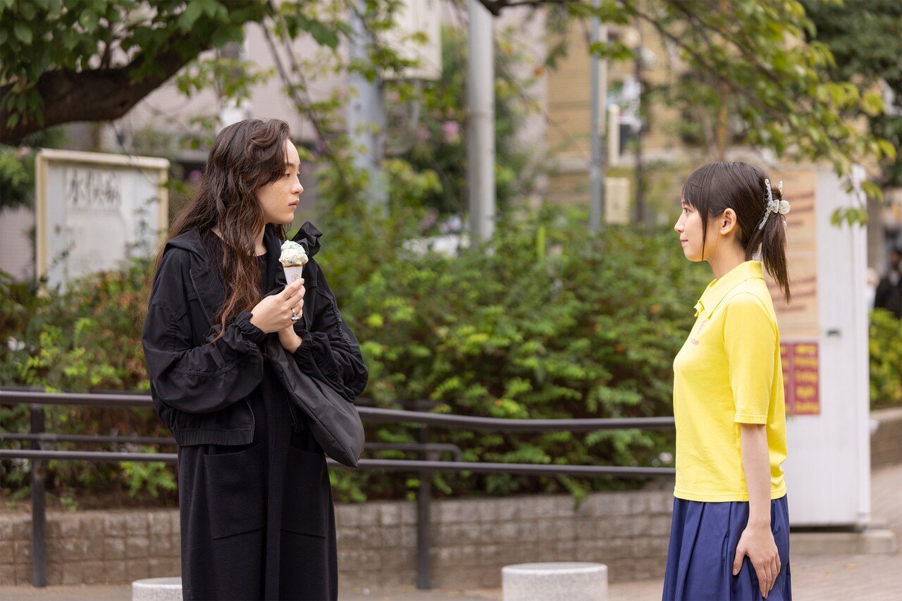 吉岡里帆とモトーラ世理奈が雨に降られる、「アイスクリーム