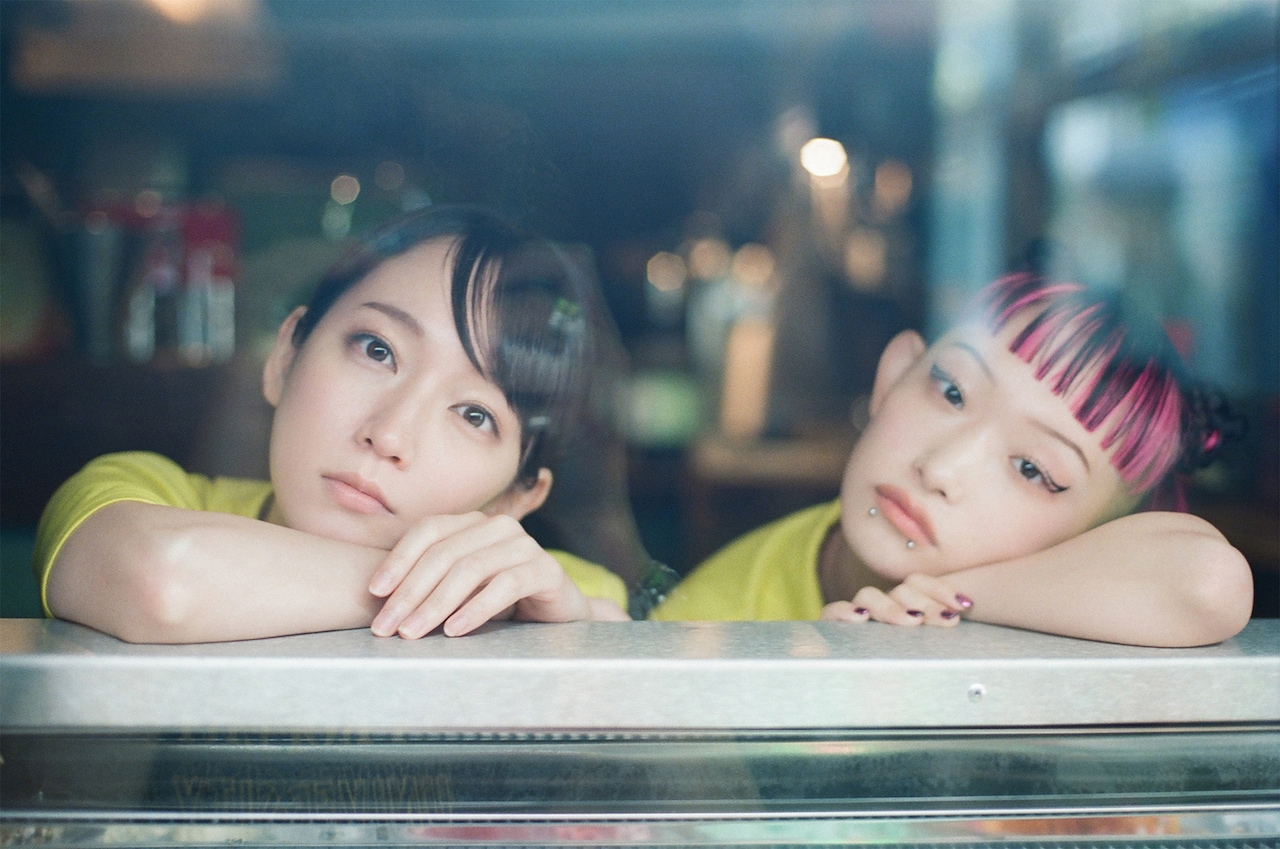 吉岡里帆とモトーラ世理奈が雨に降られる、「アイスクリーム