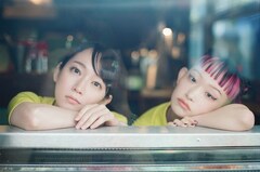 吉岡里帆とモトーラ世理奈が雨に降られる、「アイスクリームフィーバー 