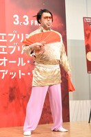 巨大な扇子をあおぎ、髪をなびかせるくっきー！。