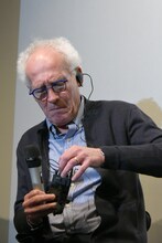 同時通訳の機械を調整するジャン＝ピエール・ダルデンヌ。