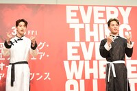 グループの挨拶をする佐藤景瑚（左）と與那城奨（右）。