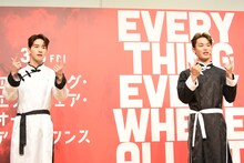 グループの挨拶をする佐藤景瑚（左）と與那城奨（右）。