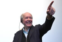 観客を質問者に指名するリュック・ダルデンヌ。