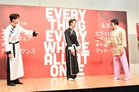 「美容師やってたの？ ぜんぶかっこいいやん！」と、佐藤景瑚（左）の前職に驚くくっきー！（右）。その様子を見守る與那城奨（中央）。