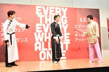 「美容師やってたの？ ぜんぶかっこいいやん！」と、佐藤景瑚（左）の前職に驚くくっきー！（右）。その様子を見守る與那城奨（中央）。