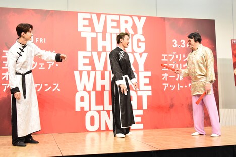 「美容師やってたの? ぜんぶかっこいいやん!」と、佐藤景瑚(左)の前職に驚くくっきー!(右)。その様子を見守る與那城奨(中央)。