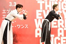 ヌンチャク伝道師を迎え入れる佐藤景瑚（左）と與那城奨（右）。