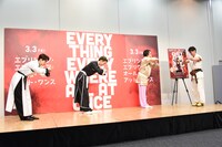 ヌンチャク伝道師の願羽マサル（右端）に挨拶をする一同。