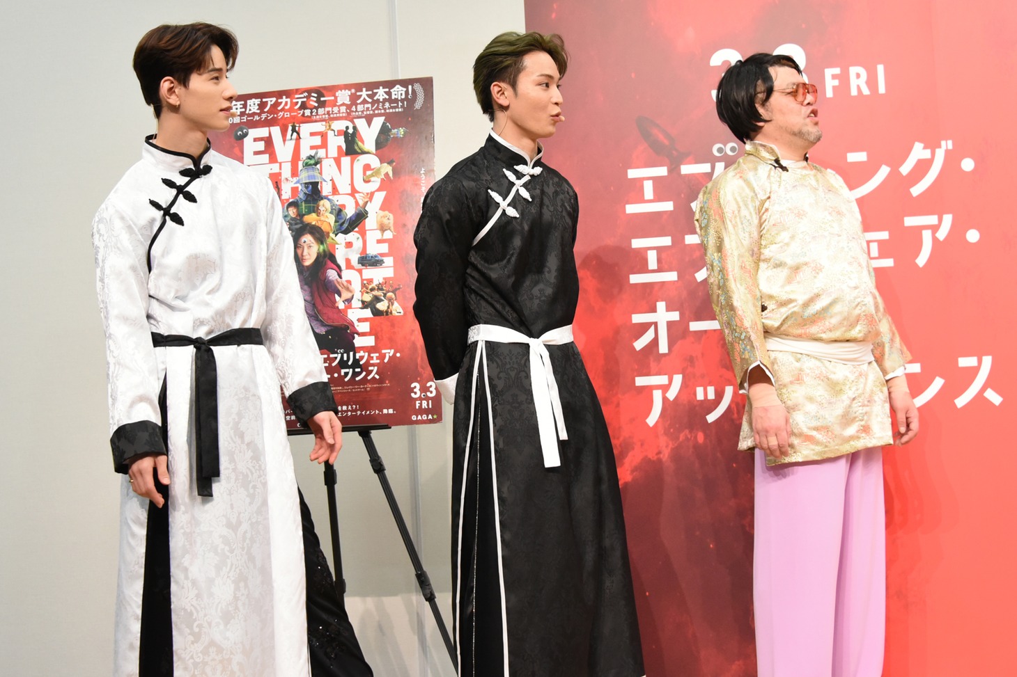 ヌンチャク伝道師のパフォーマンスに驚く一同。