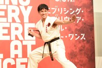 ウエストポーチを使ったアクションを披露したヌンチャク伝道師・願羽マサル。