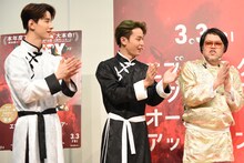 ヌンチャク伝道師のパフォーマンスをたたえる佐藤景瑚（左）、與那城奨（中央）、くっきー！（右）。