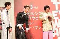 ヌンチャク伝道師が持参したウエストポーチの中を調べるくっきー！（右）と、その様子を見守る與那城奨（中央）、佐藤景瑚（左）。