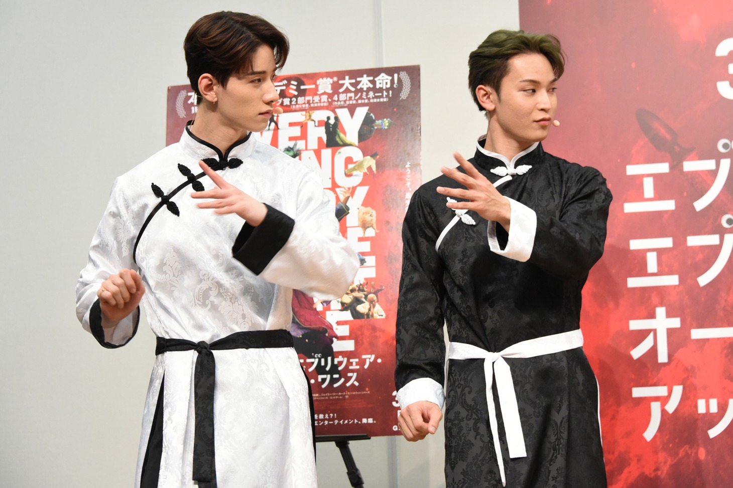ヌンチャク伝道師の手本を見ながら練習する佐藤景瑚（左）と與那城奨（右）。
